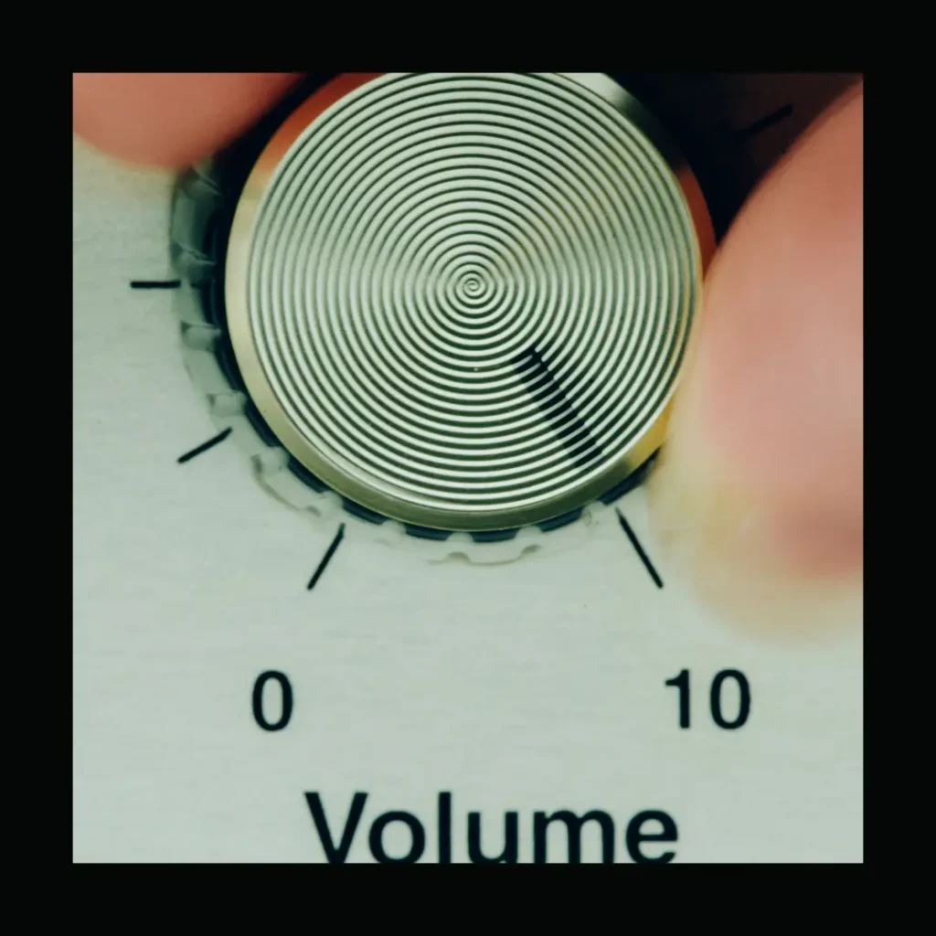 A volume dial turned to its max volume of 10.