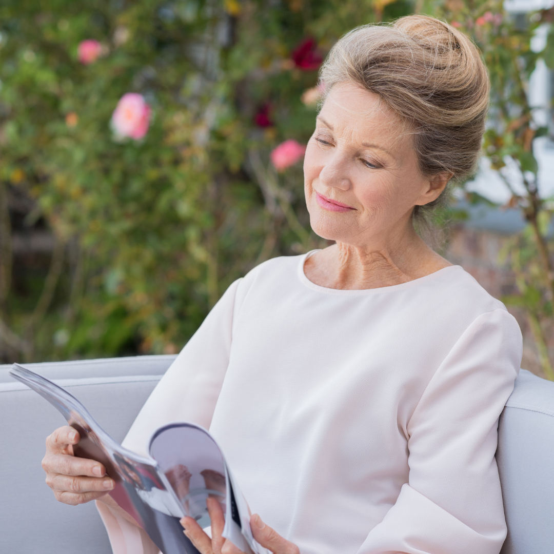 Rosa rosa reading a magazine